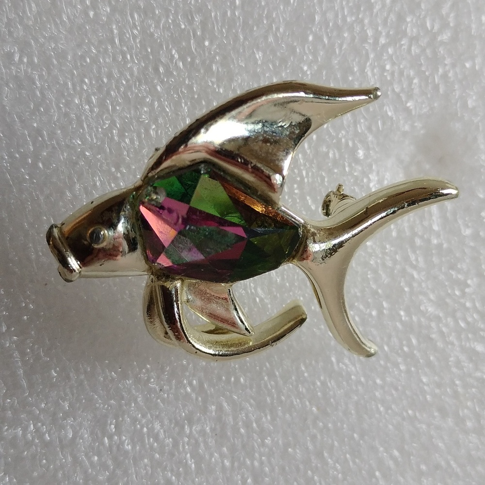 SARAH COVENTRY PIN FISH GOLD TONE METAL FACETED CRYSTALL SIGNED